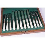 CASED SET OF SIX PEARL HANDLED FRUIT KNIVES