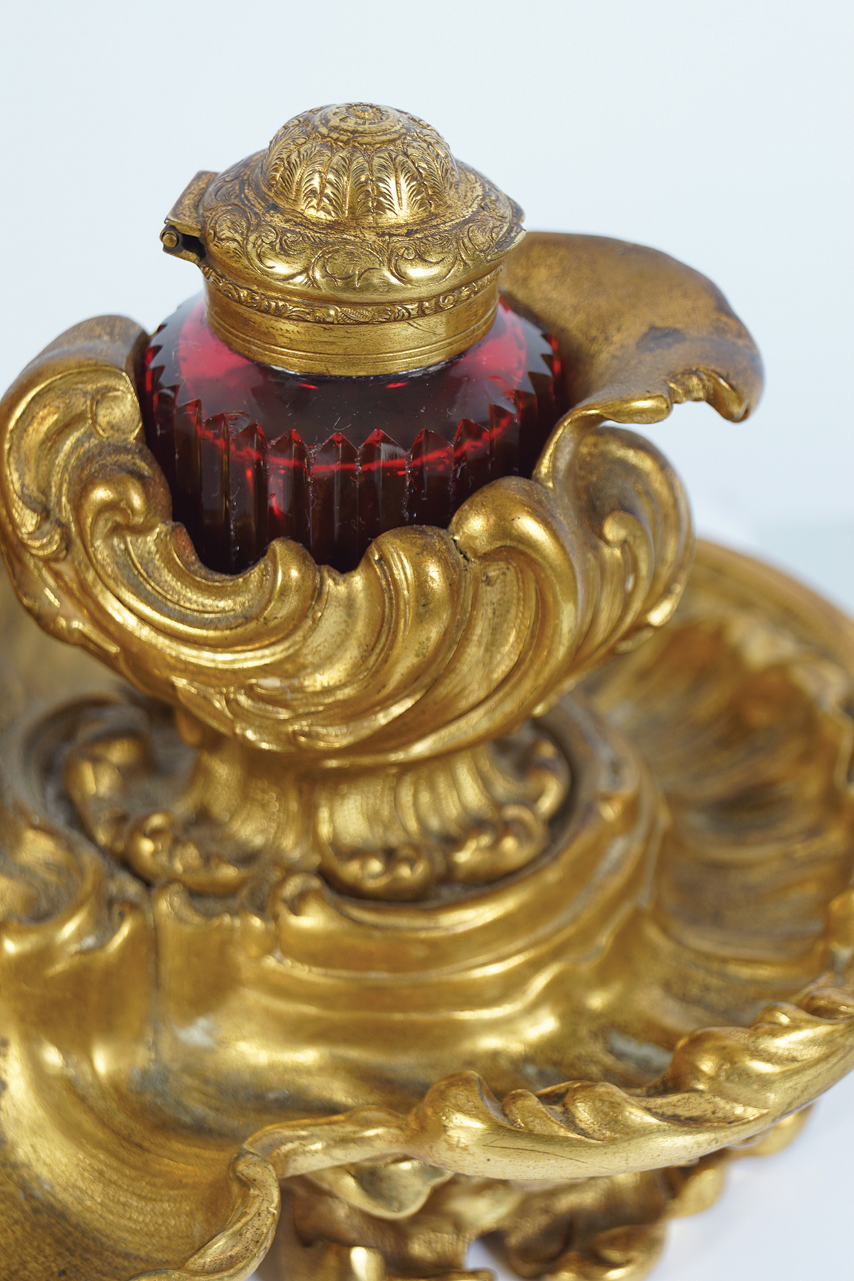 19TH-CENTURY ORMOLU AND RUBY GLASS INKWELL - Image 2 of 3