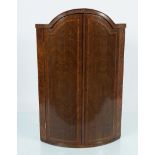 18TH-CENTURY WALNUT AND HERRING BONE INLAID HANGING CORNER CABINET