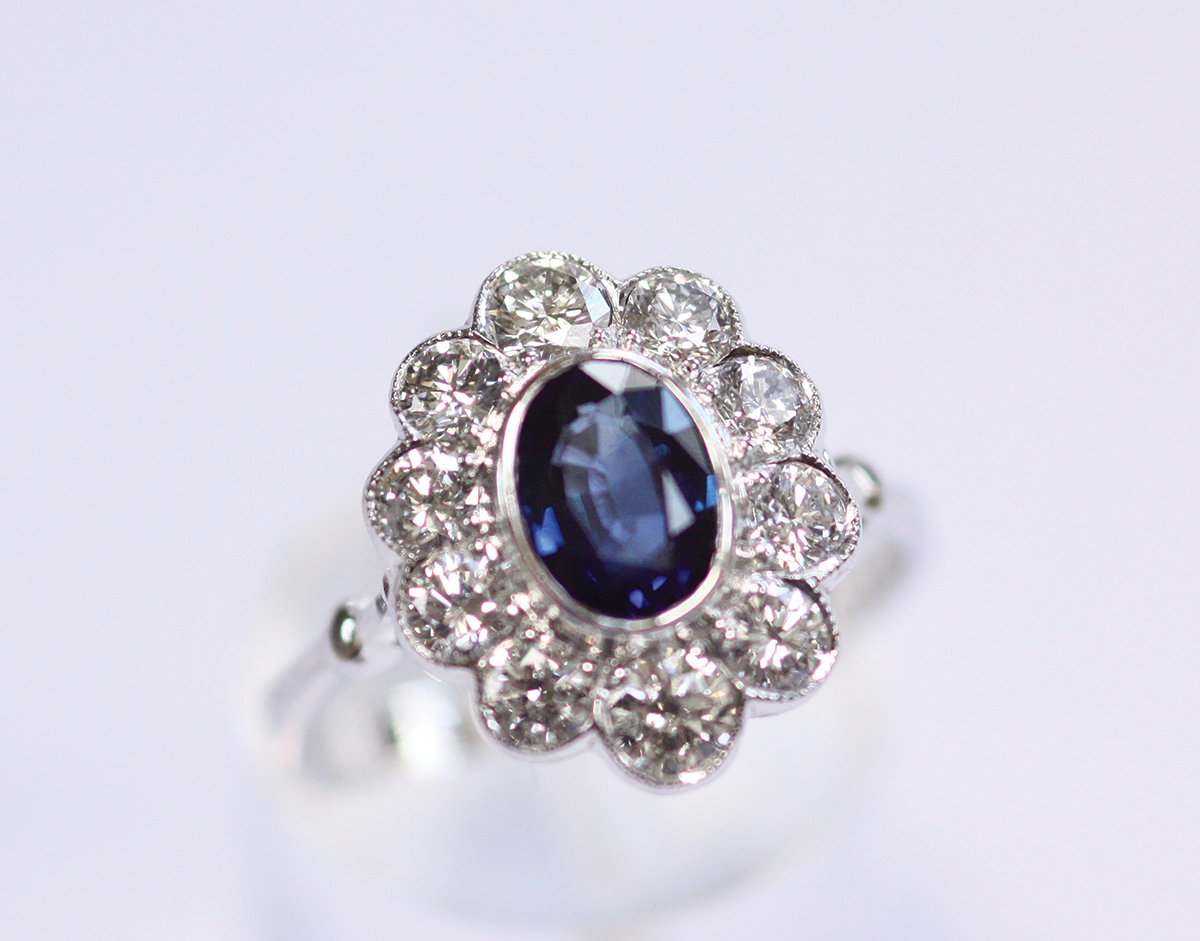 18CT WHITE GOLD ANTIQUE SAPPHIRE & DIAMOND RING