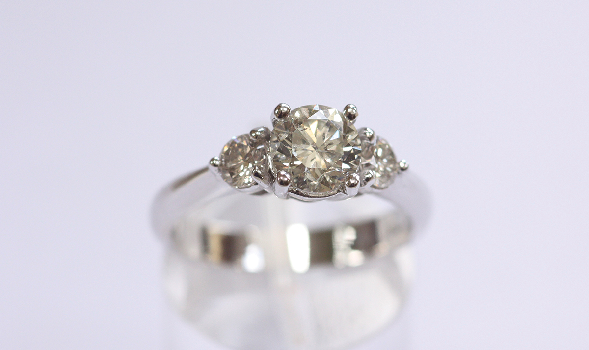 18CT WHITE GOLD DIAMOND 3 STONE RING