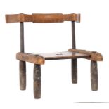 Prächtiger Stuhl der BauleElfenbeinküste, Stamm der Baule, Holzkonstruktion mit Eisennägeln, die