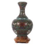 Cloisonné-VaseChina, 19. Jh., Cloisonné/Kupfer, bauchige Vase mit schmalem, nach oben auskragendem