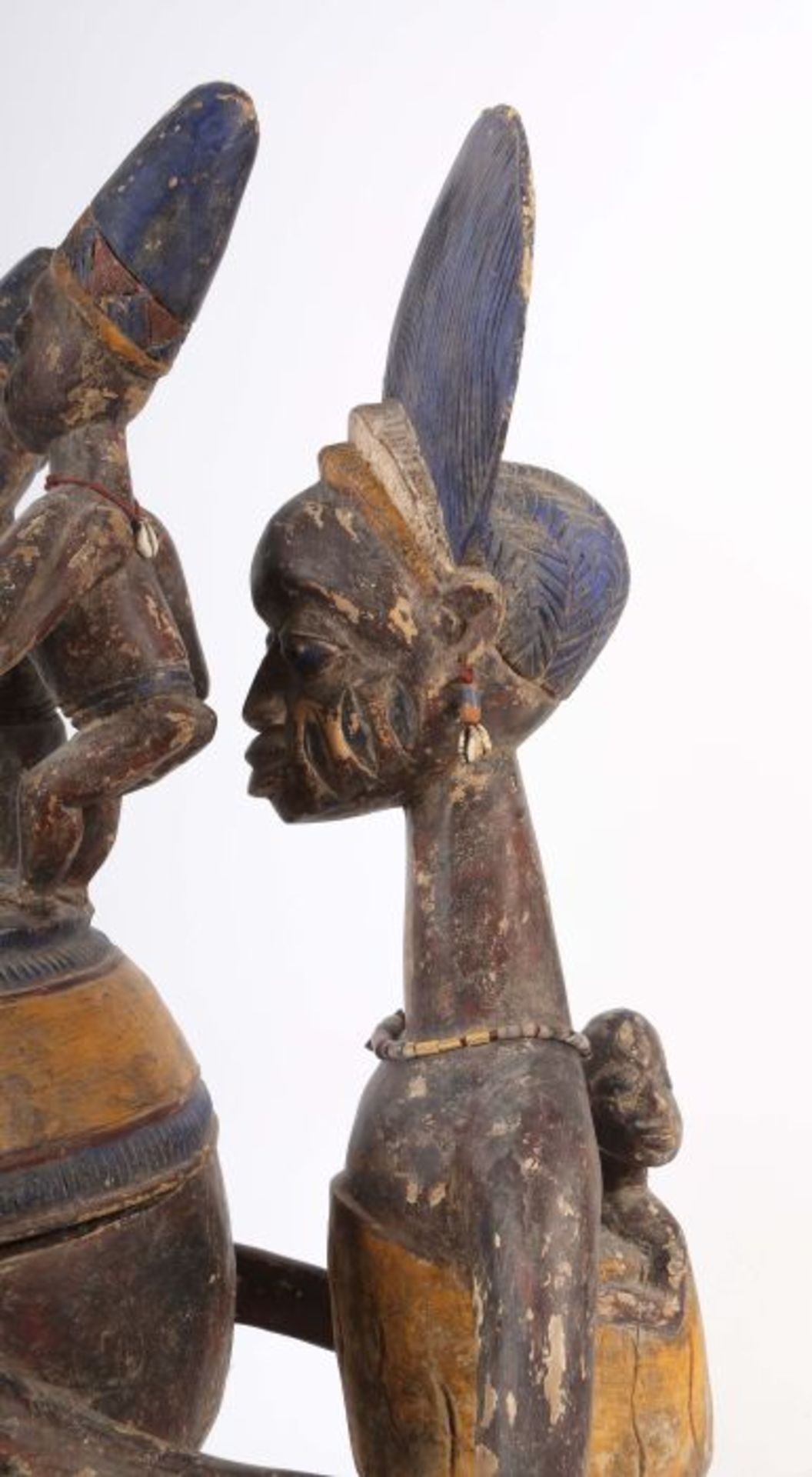 Großes Olumeye-GefäßNigeria, Stamm der Yoruba, 5 Trägerfiguren und 1 große Mutterfigur mit Kind - Image 5 of 10