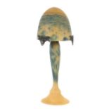 Jugendstil-TischlampeFrankreich, 1. Hälfte 20. Jh., farbloses Cameoglas, mit gelben und