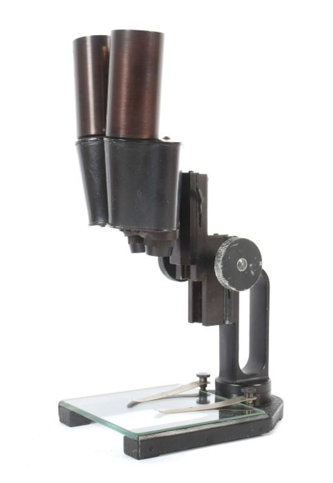 MikroskopE. Leitz, Wetzlar, um 1943, schwarz lackiertes Metallgestell bez. und num. 372452,