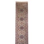 5-Medaillon-Galerie 405 cmEnde 20. Jh., Wolle auf Baumwolle, Musterung im Isfahan-Design mit 5