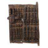 Speichertür der DogonBurkina Faso, Stamm der Dogon, Türblatt gearbeitet aus zwei mit geschmiedeten