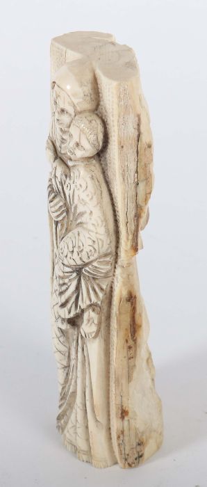 Elfenbeinschnitzer des 19./20. Jh."Maria mit Kind", Elfenbein geschnitzt, Reliefdarstellung der - Image 2 of 4