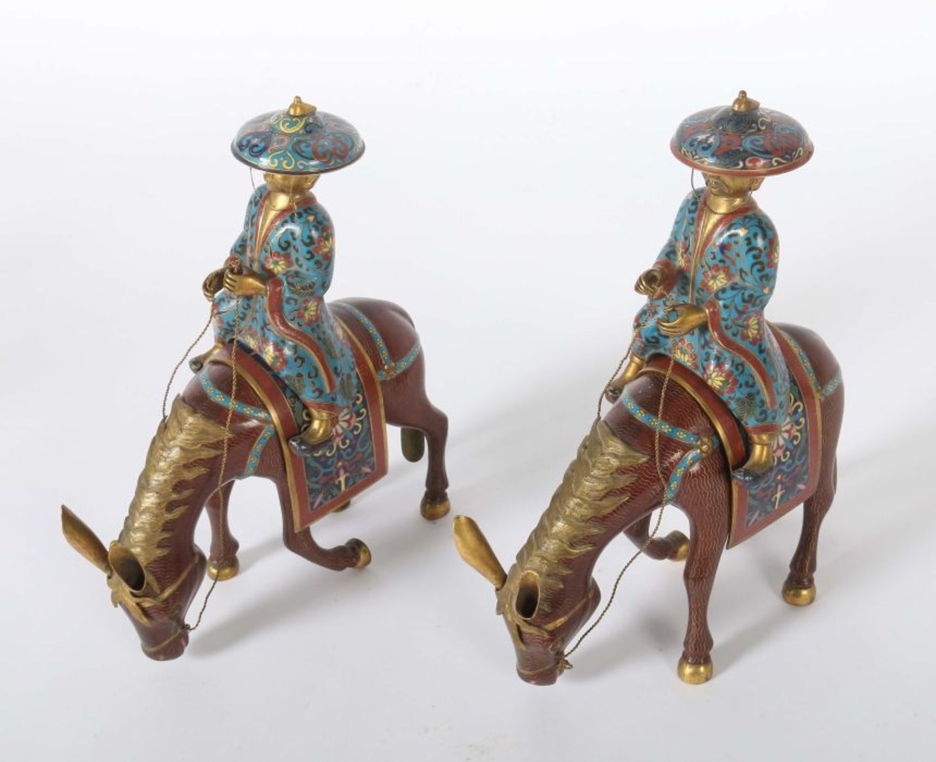 2 Reiter auf MaultierenChina, wohl um 1900, Messing/Cloisonné, mehrteilige Figuren mit plastisch - Image 4 of 7