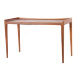 Beistell-/CouchtischWohl Dänemark, 1960er Jahre, Konstruktion aus Teak, konisch geformte Beine,