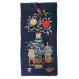 Baotou mit Chrysanthemen-VaseNordchina, um 1920/30, Wolle auf Baumwolle, kleiner bordürenloser