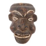 Bamileke MaskeKameruner Grasland, Stamm der Bamileke, das schwarz eingefärbte pausbäckige Gesicht