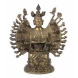 1000-armiger AvalokiteshvaraChina, 20. Jh., Gelbguss, Darstellung des Avalokiteshvara, in