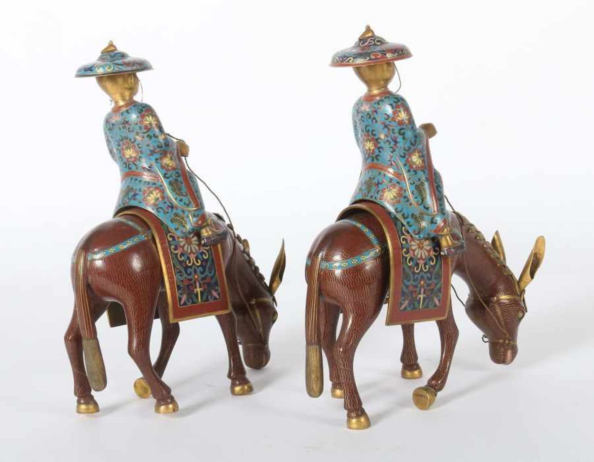 2 Reiter auf MaultierenChina, wohl um 1900, Messing/Cloisonné, mehrteilige Figuren mit plastisch - Image 5 of 7