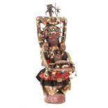 Voodoo-Mutterfigurwohl Togo/Ghana, die aus Holz geschnitzte Standfigur mit Rock und textiler