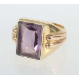 Herrenring1960/70er Jahre, Gelbgold 585, sich verbreiternde Ringschiene mit gefasstem Amethyst