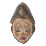 Mädchenmaske der PunuGabun, Stamm der Punu, Maskengesicht mit reliefartigem Narbenschmuck an der