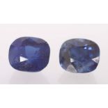 2 Saphireantike Schliffform, leicht variierend, zus. ca. 2,7 ct.