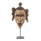 Maske der IdomaNigeria, Stamm der Idoma, Holzmaske mit Augenschlitzen und eingeschnitztem
