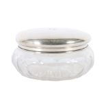 Kristallglasdose mit Silberdeckel2. Hälfte 20. Jh., farbloses Glas, gepresst, bodenseitiger