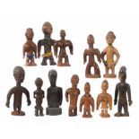 Sammlung aus 12 kleinen Figurenu.a. Nigeria/Stamm der Yoruba, 12 aus Holz geschnitzte männliche