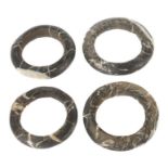 Vier Stein-ArmreifenAfrika?, grauer Stein mit weißer Äderung und Einschlüssen, im Querschnitt zeigen