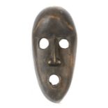 Maske der DanElfenbeinküste/Liberia, Stamm der Dan, Holzmaske mit kreisrunden Augen- und