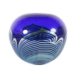 Vase2006, blaues Glas, modellgeblasen, kugelförmig, 4-fach aufgelegtes, eingelegtes undgekämmtes