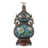 KalebassenvaseChina, 18./19. Jh., Cloisonné/Messing, Vase in Kalebassenform, polychromes Dekor mit