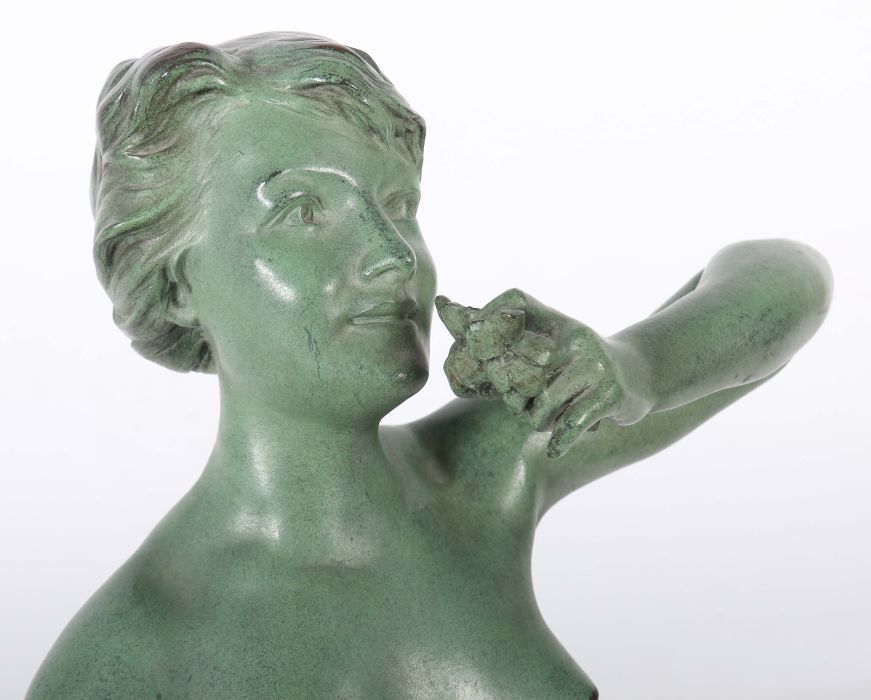 Louis, Gustavefranzösischer Bildhauer des 20. Jh.. "Damenakt mit Blumen", Bronze, grün patiniert, - Image 3 of 6