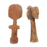 Akuaba und JanuskopfGhana u.a., leichtes helles Holz, Akuaba-Fruchtbarkeitspuppe der Aschanti mit