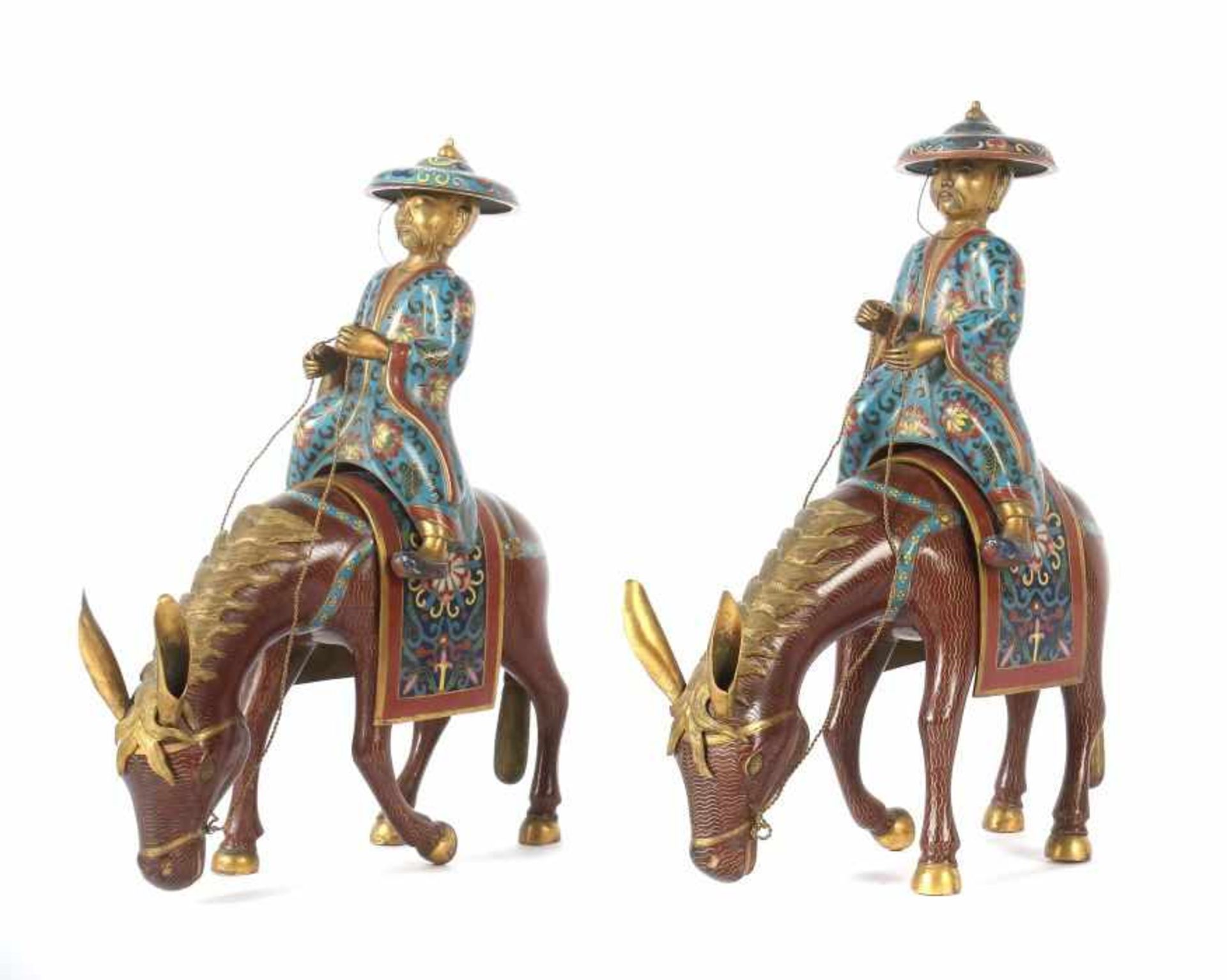 2 Reiter auf MaultierenChina, wohl um 1900, Messing/Cloisonné, mehrteilige Figuren mit plastisch