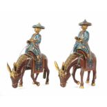 2 Reiter auf MaultierenChina, wohl um 1900, Messing/Cloisonné, mehrteilige Figuren mit plastisch