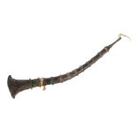 FlöteTibet/Nepal, 19./20. Jh., Holz/Metall, gebogene Flöte mit 9 Ton-Löchern, eingestecktesMundstück