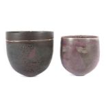 2 Vasenwohl Deutschland, helle Scherben, kleinere Vase mit matter violetter Laufglasur, part.