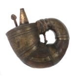 Pulverhornwohl osmanisch, 19. Jh. oder älter, Horn? teilbeschlagen mit graviertem Messingblech, H:21