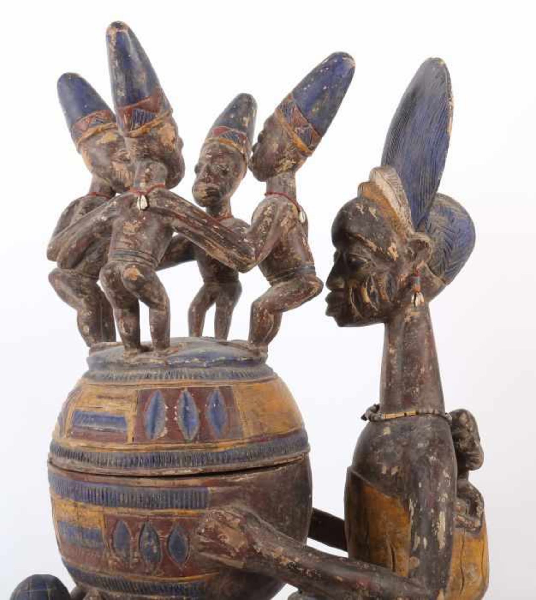 Großes Olumeye-GefäßNigeria, Stamm der Yoruba, 5 Trägerfiguren und 1 große Mutterfigur mit Kind - Image 4 of 10