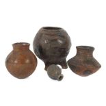 Vier Keramik-Gefäßeu. a. wohl Stamm der Nupe, rotbrauner und schwarzer bzw. grauer Scherben: 1