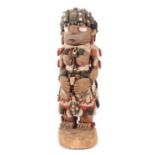 Weibliche Voodoo-Figurwohl Togo/Ghana, mit Sockel aus Holz geschnitzte weibliche Standfigur textil