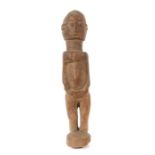 Standfigur mit zusammengeführten Händenwohl Mali/Stamm der Dogon, Ahnen?Figur geschnitzt ohne Füße
