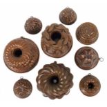 9 Kupfermodelje von runder Form, in Größe und Dekor variierende Model, tls. innnen verzinkt, D: