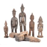 Ein Türschloss und 5 Tugubele-FigurenBurkina Faso u.a., Stamm der Senufo, Holz, Türschloss mit