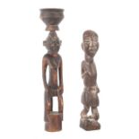 Eine Senufo- und eine Makonde-Figurdie weibliche Senufo-Figur (H: 36,5 cm) über rundem Sockel auf