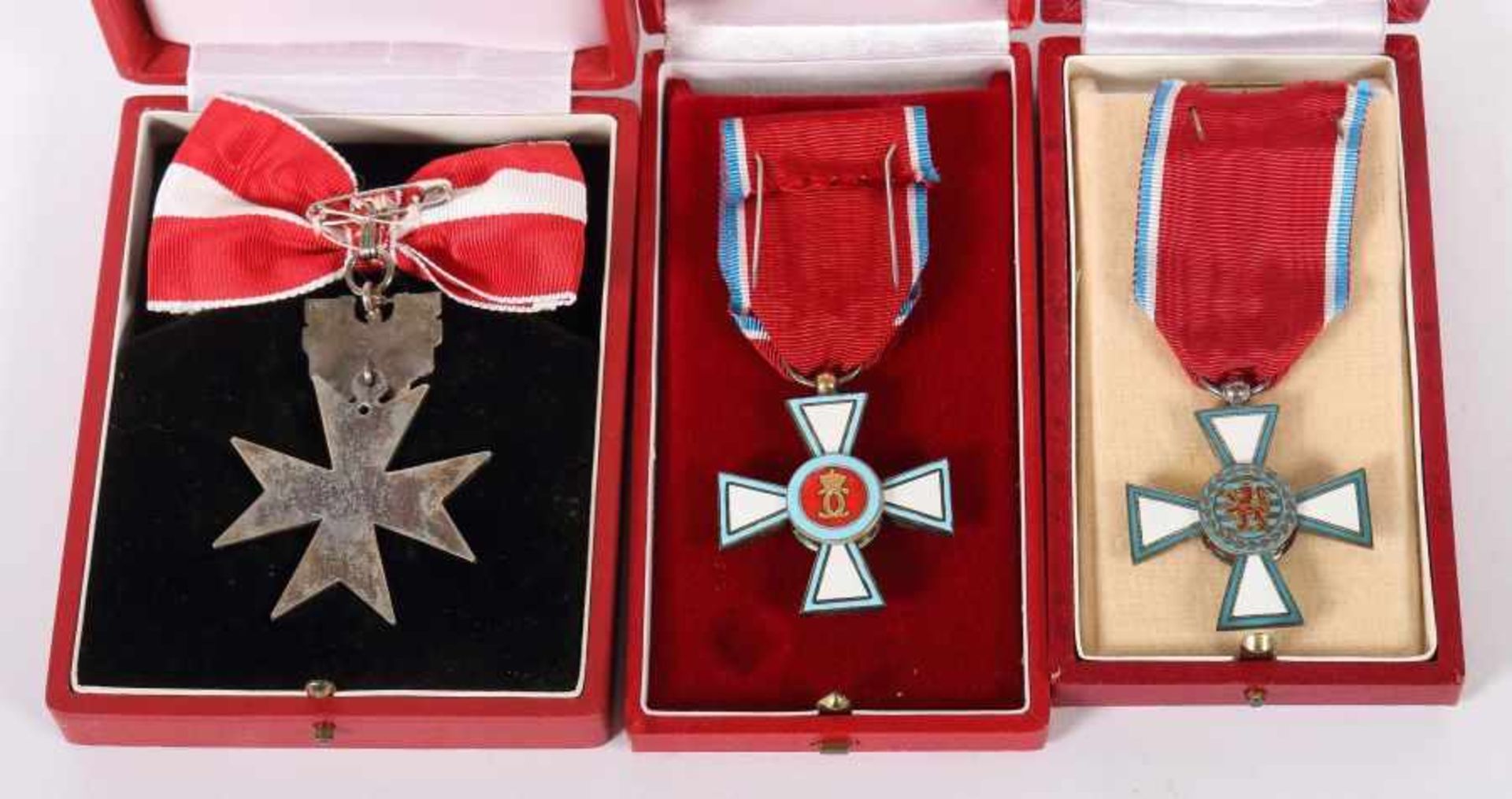 3 ausländische Orden1 x Goldenes Verdienstzeichen der Republik Österreich, 2-teilig best. aus - Bild 2 aus 3