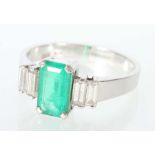 Damenringmodern, Weißgold 585, mittig besetzt mit Smaragd in Emerald-Schliff (ca. 1,2 ct),