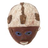 Gelede Maske mit blauen AugenNigeria, Stamm der Yoruba, kleine Kopfaufsatzmaske aus Holz mit