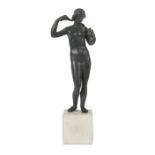 Bildhauer des 20. Jh."Badende", Metallguß patiniert, vollplastische Ausführung des weiblichen