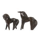 Bildhauer des 20. Jh.2x "Das Pferd", Bronze, patiniert, zwei variierende, stilisierte und