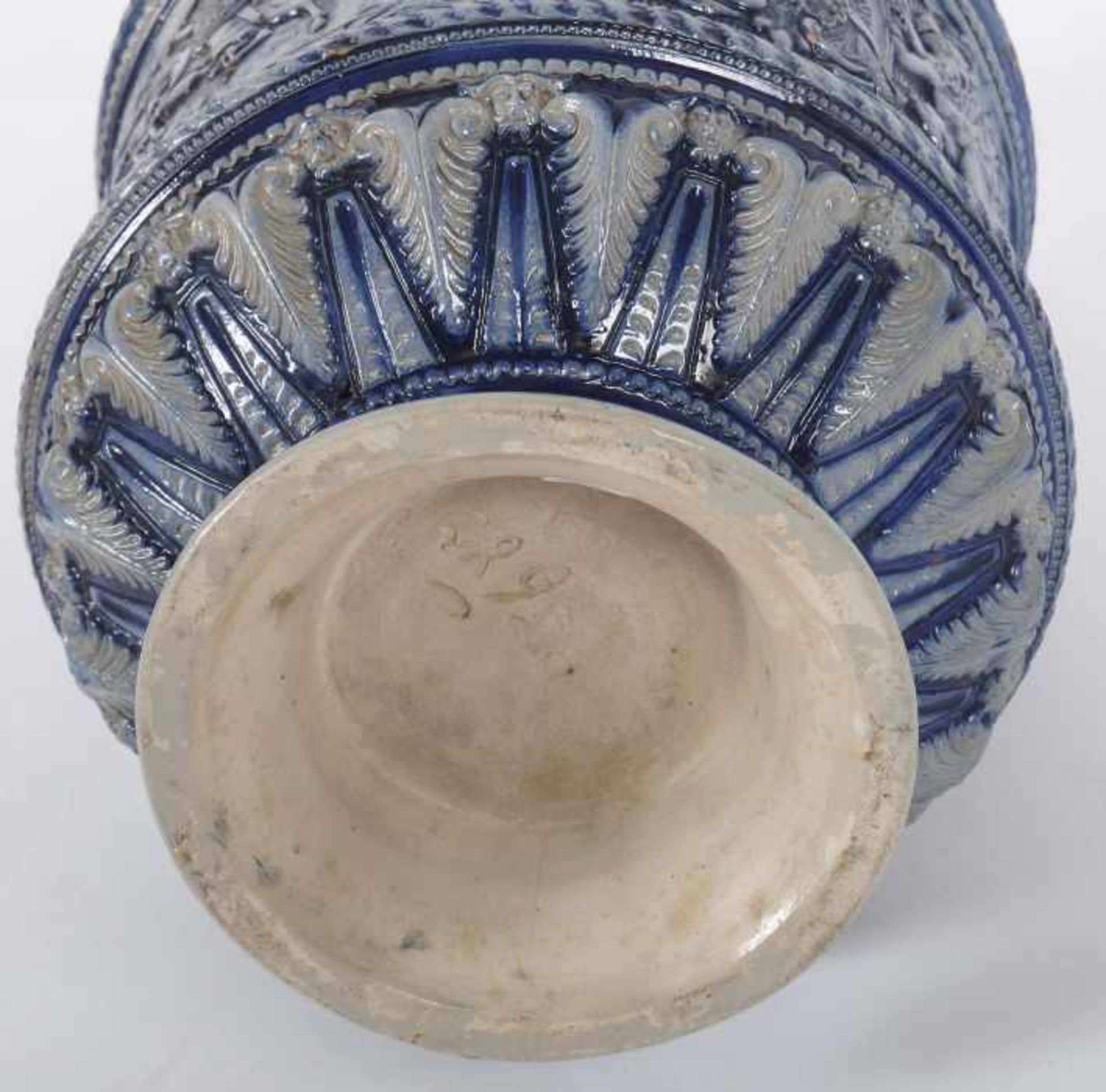 Großer Historismus-Krugum 1880/90, Steinzeug, salzglasiert, part. kobaltblau staffiert, - Bild 4 aus 4